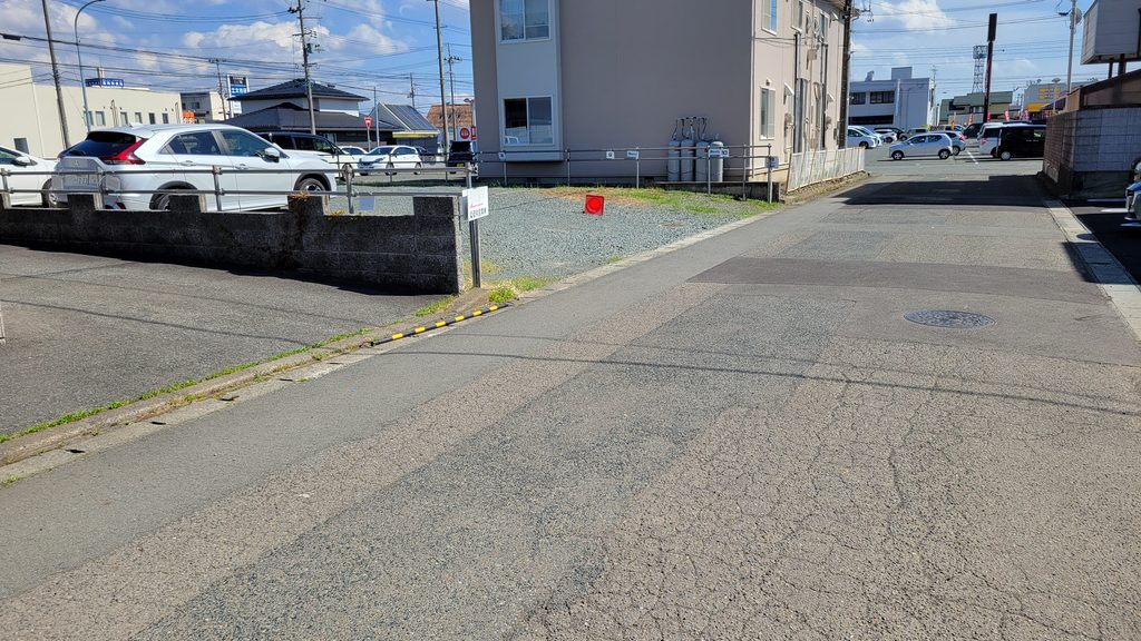 道路の反対側にコーンが飛んだ様子