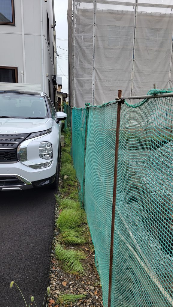 車に接触しような網